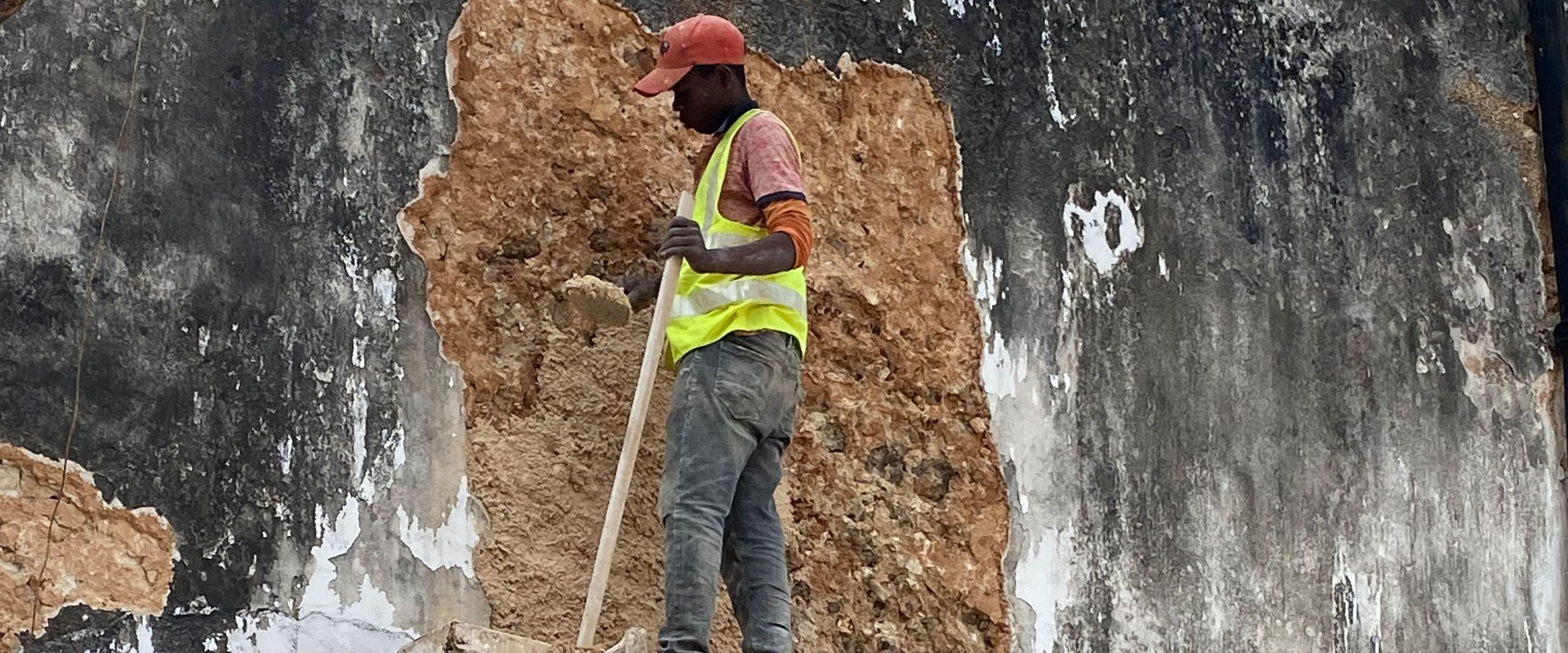 Fassadenarbeiten Sansibar, Stone Town Bauarbeiter auf Gerüst.