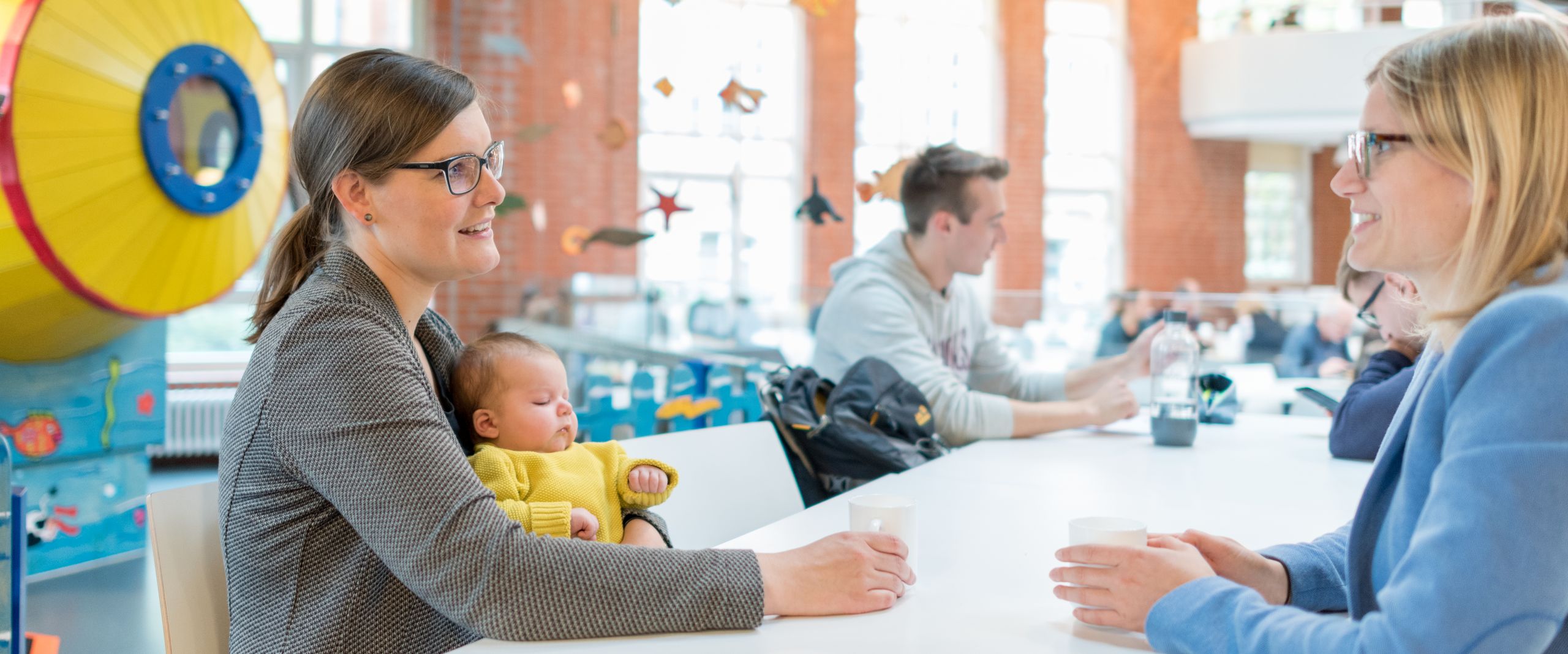 Familienfreundliche Hochschule Frauen mit Baby am Tisch