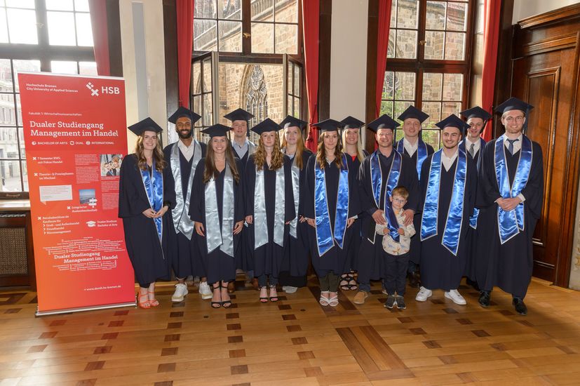 Gruppenbild der Absolvent:innen des Dualen Studiengangs Management im Handel B. A. im Festsaal des Bremer Rathauses