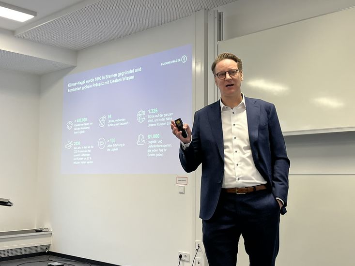 Das Bild zeigt den Vortragenden von K&uuml;hne+Nagel beim 2. Praxisseminar Logistik und Supply Chain Management an der HSB.