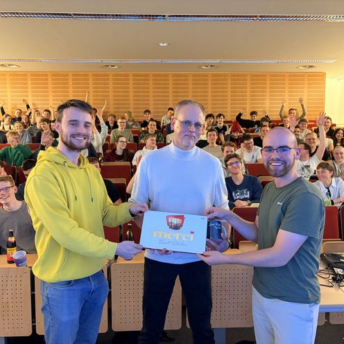 Jannis, Prof. Jablonski, Jannik: Das Orgateam aus der Fachschaft 5 bedanken sich beim ersten Vortragenden