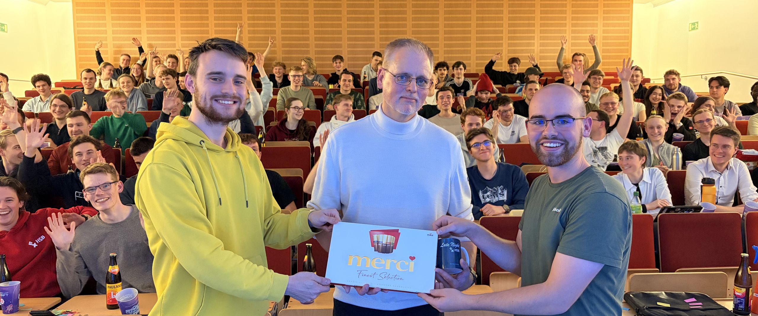 Jannes, Prof. Jablonski, Jannik: Das Orgateam aus der Fachschaft 5 bedanken sich beim ersten Vortragenden