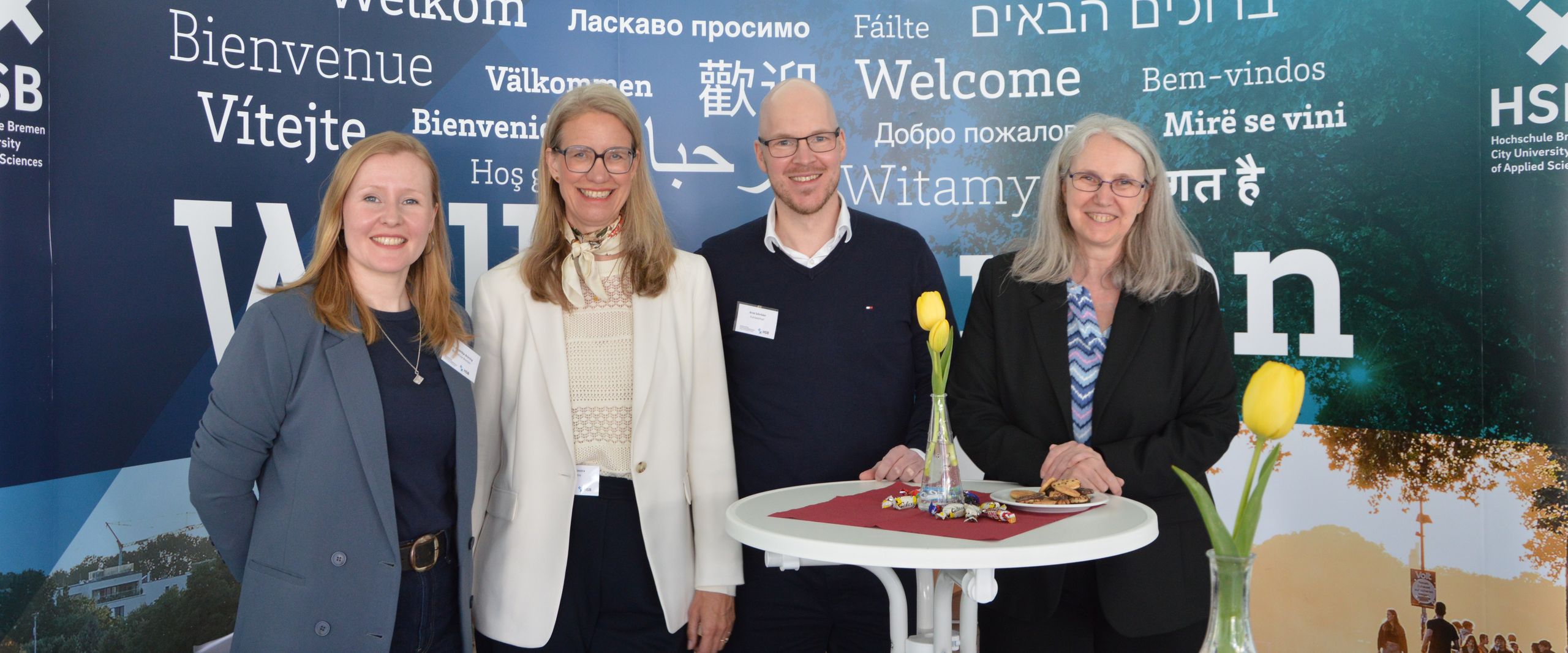 Das Bild zeigt Prof. Dr. Martina Harms mit anderen Teilnehmenden der Fachtagung. 