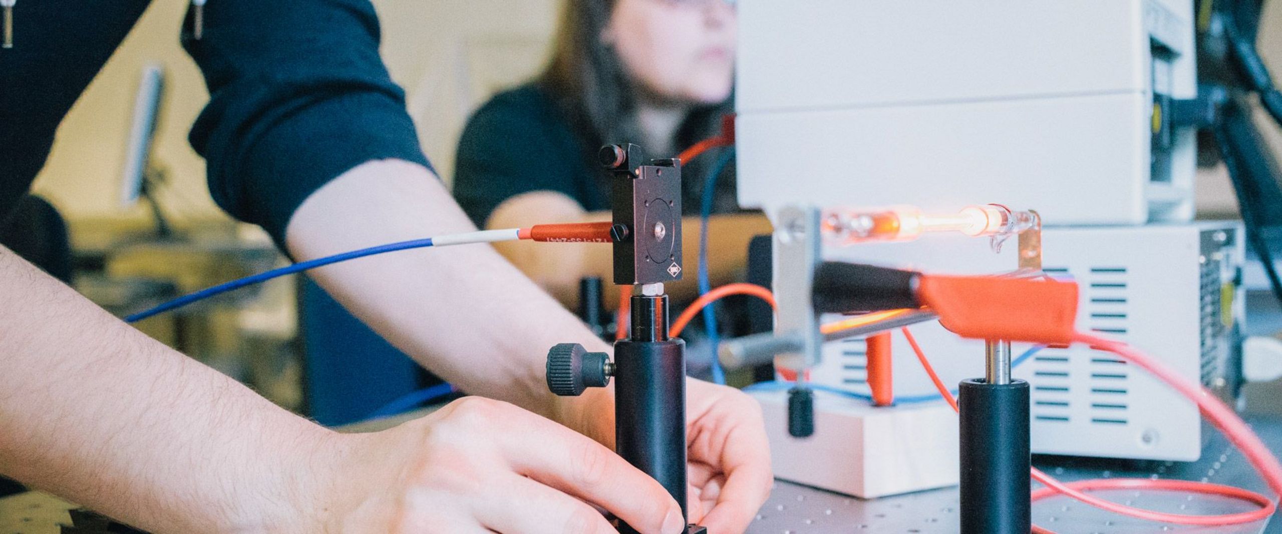 Studierende arbeiten mit Lasermesstechnik. 