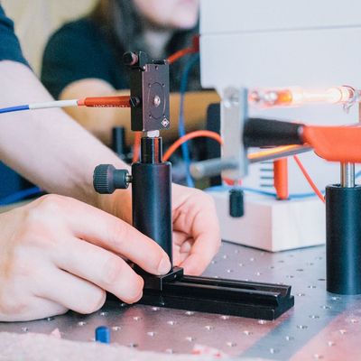 RS589__MG_1121 Studierende arbeiten mit Lasermesstechnik.