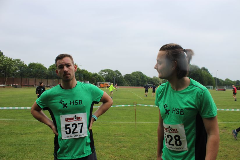 Zwei L&auml;ufer stehen auch einer Wiese.