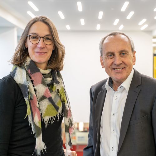 20251210_Annika Maschwitz Knrad Wolf mann und Frau lachen in die kamera