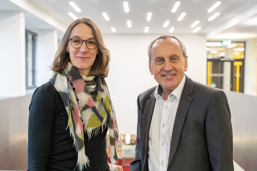 mann und Frau lachen in die kamera