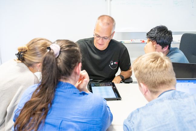 Prof. Dr. Trittin im Unterricht mit Studierenden