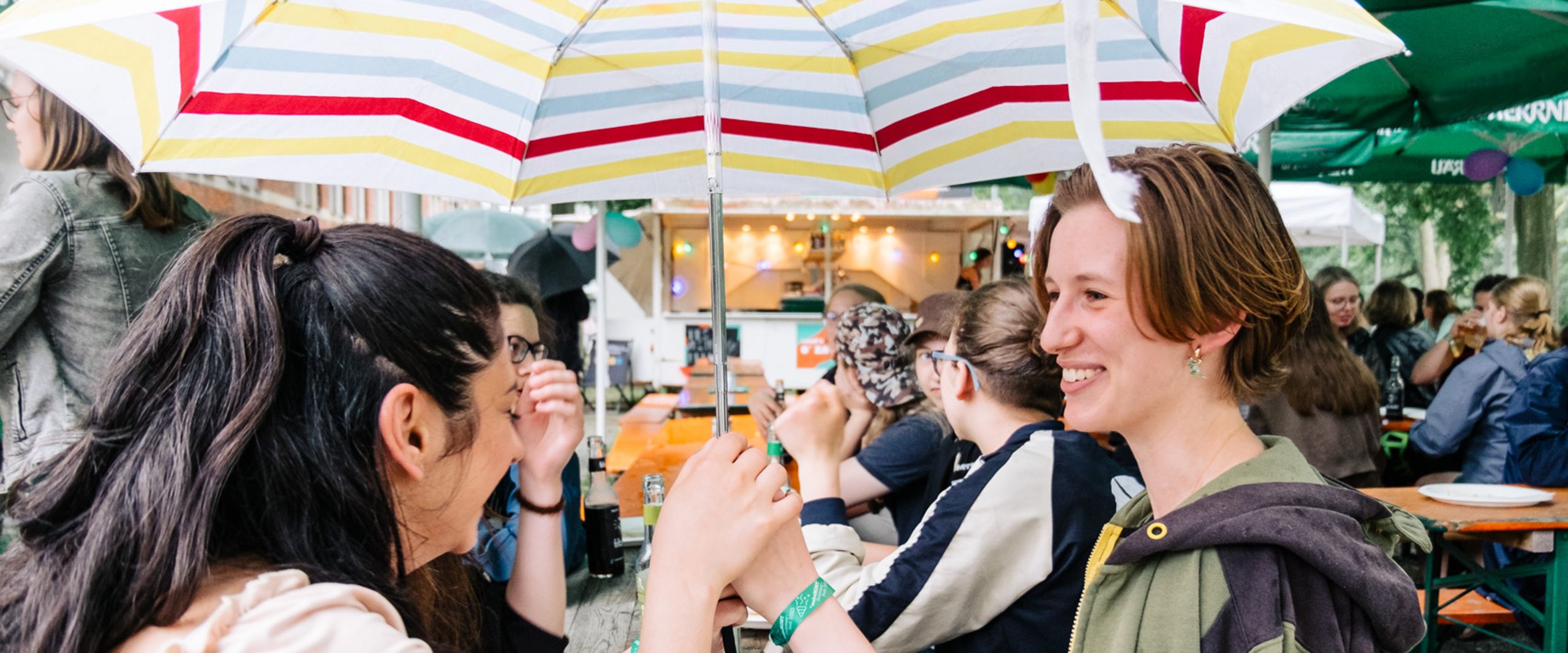 Gespr&auml;che beim makeMINT-Sommerfest