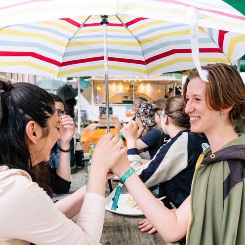 Gespr&auml;che beim makeMINT-Sommerfest