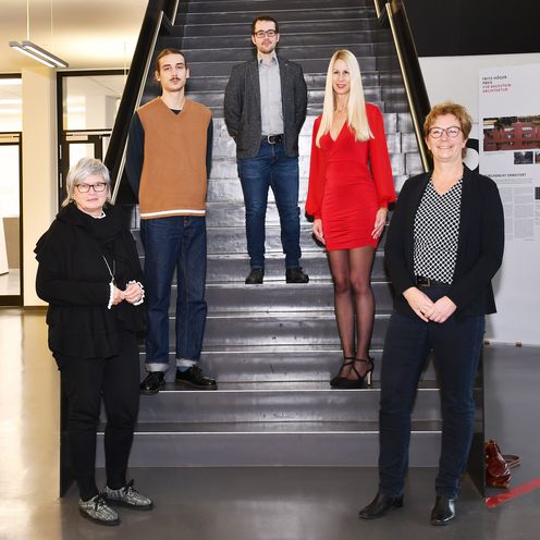 Studierende und Rektorin vor Treppe