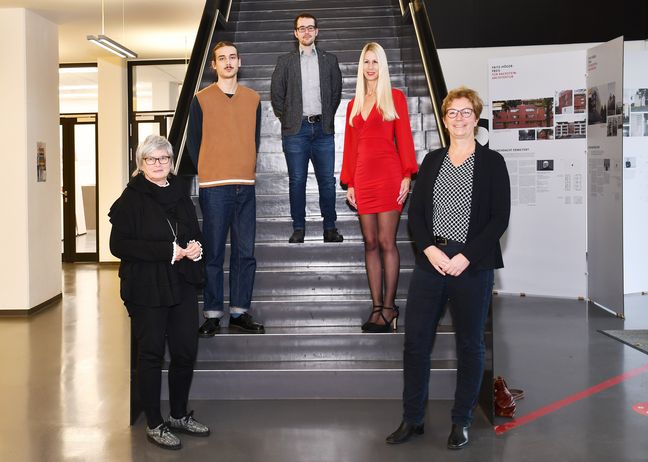 20 Jahre PeterWefing und KarlEngelandPreis1 Studierende und Rektorin vor Treppe