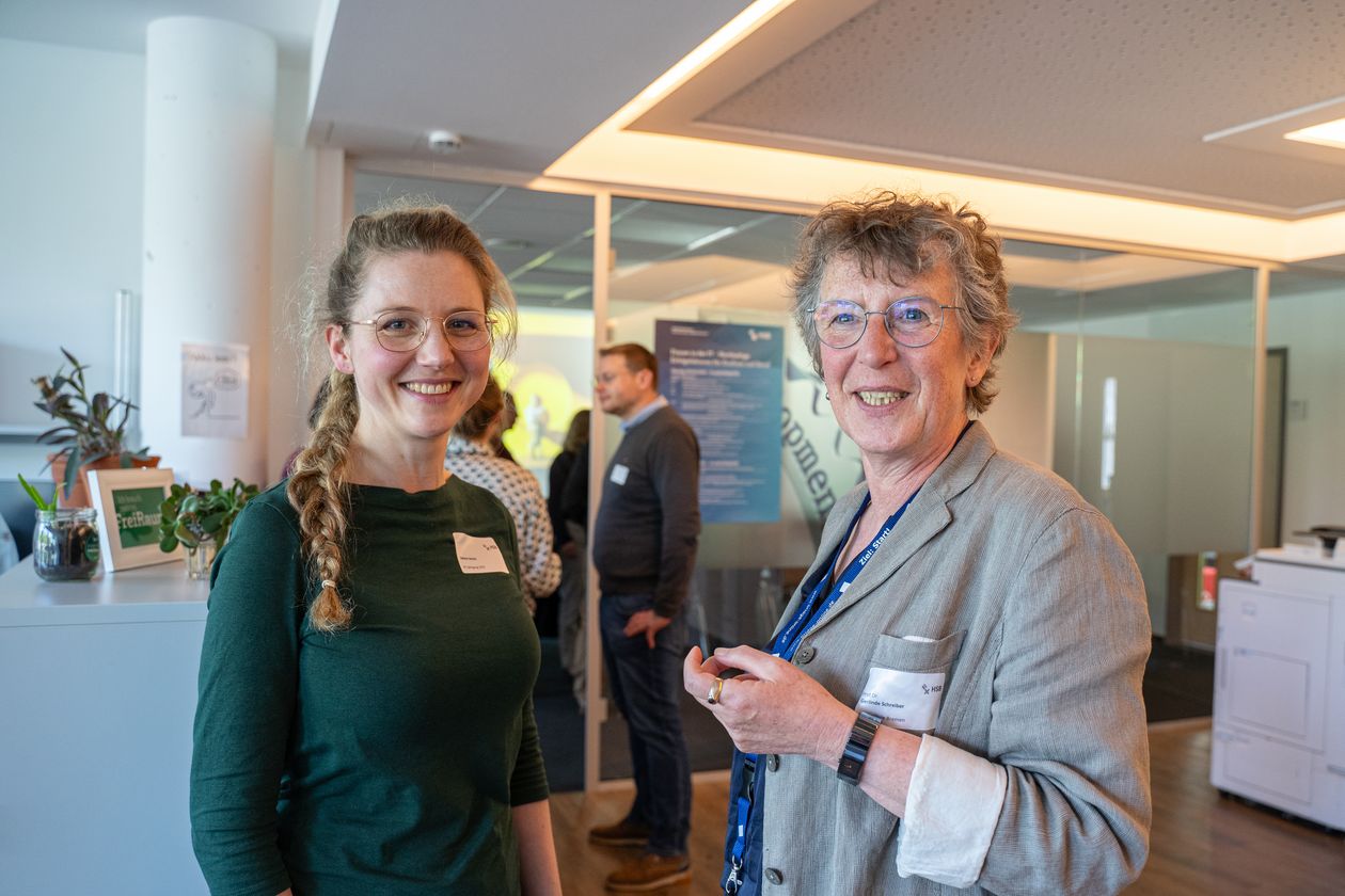 Zwei Frauen lachen in die Kamera