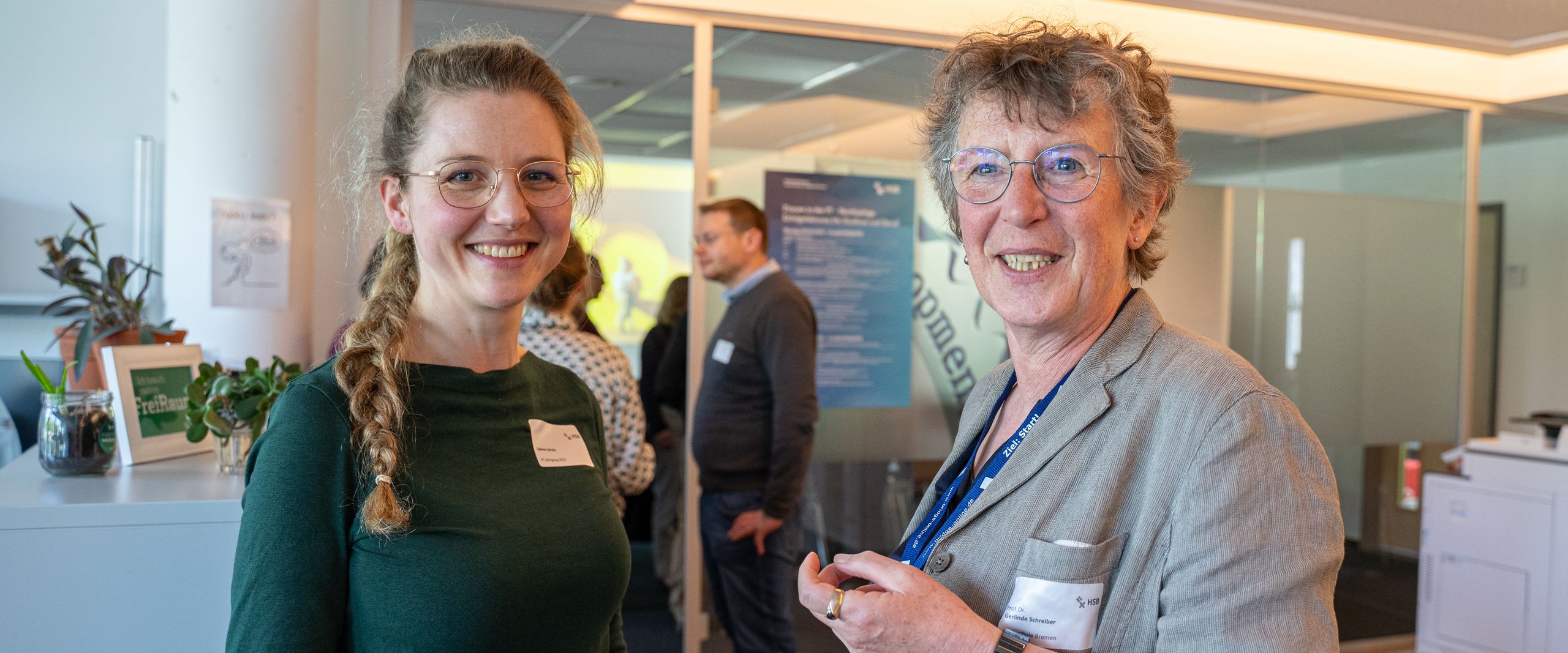 25 Jahre IFI Zwei Frauen lachen in die Kamera