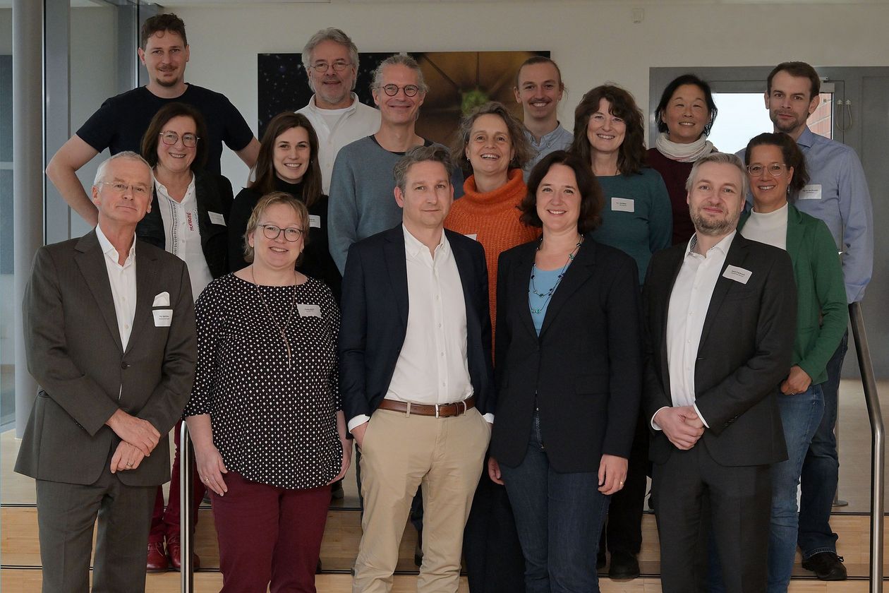 20241125_BreGoS Labore Gruppenbild mit Männern und Frauen