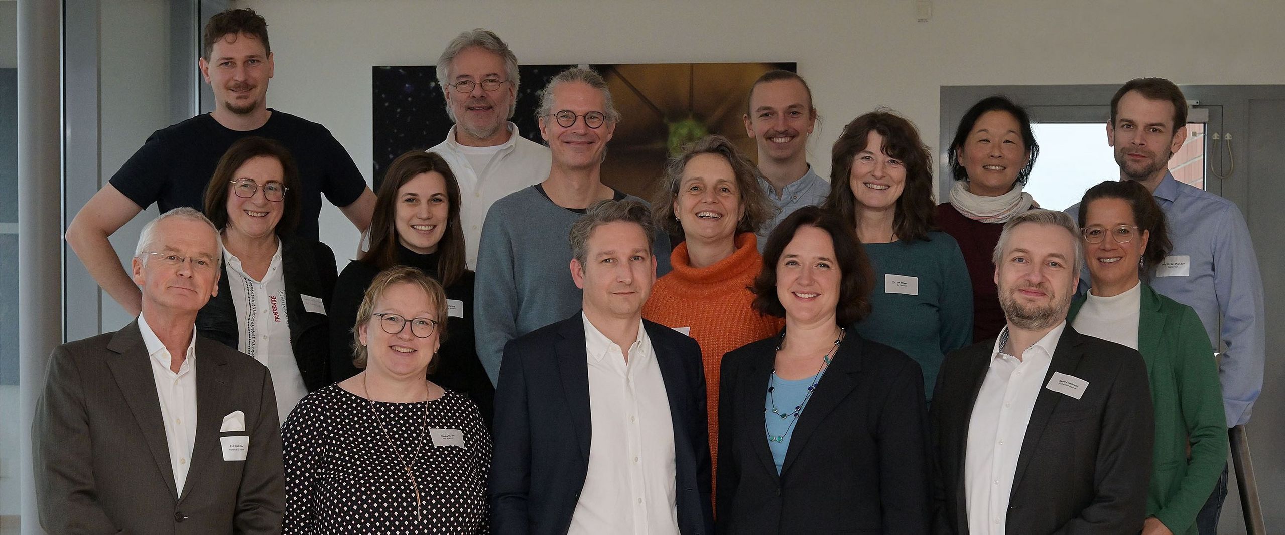 Gruppenbild mit Männern und Frauen