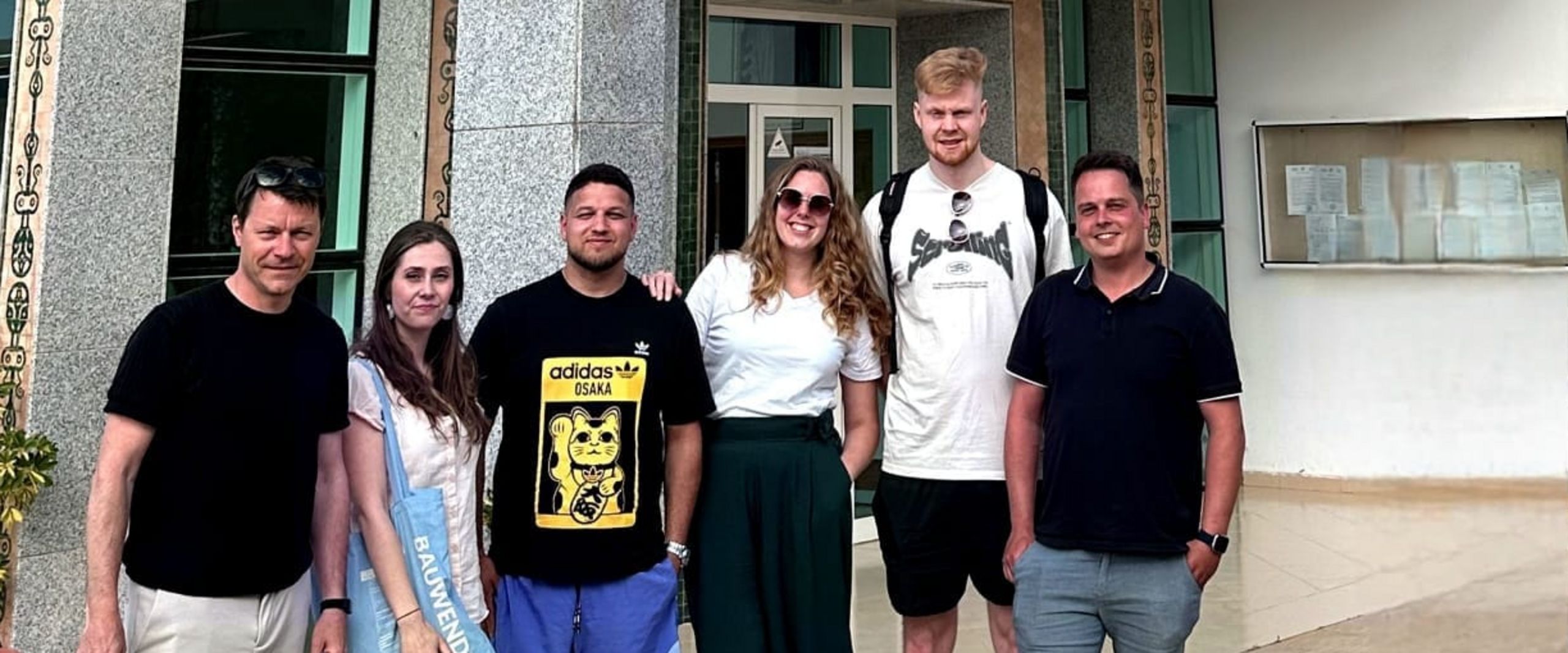 Gruppenbild vor Haus