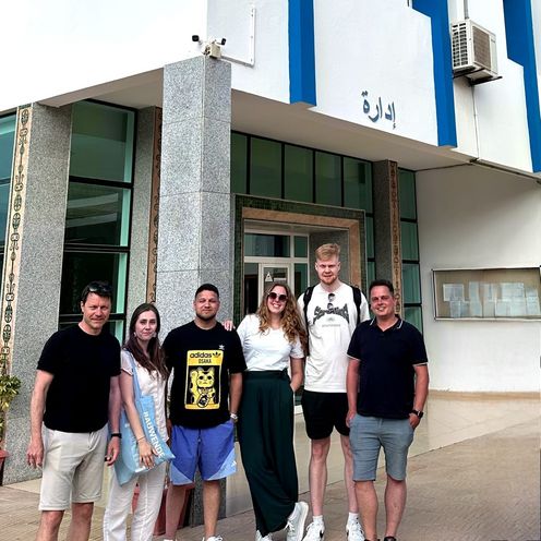 Gruppenbild vor Haus