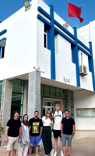 Gruppenbild vor Haus