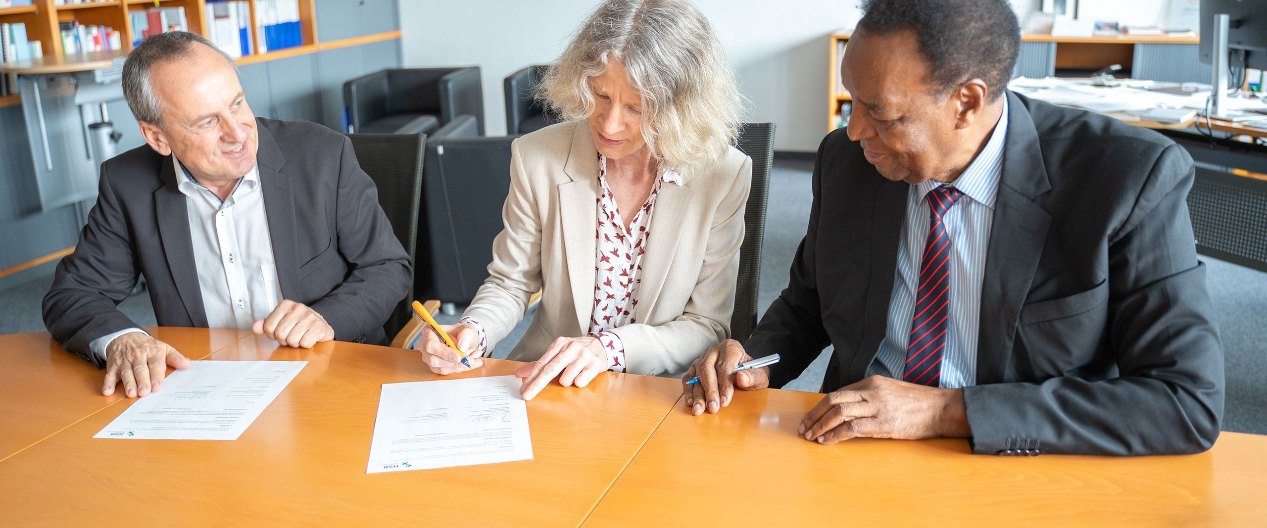 HSB-Rektor Prof. Dr. Konrad Wolf, Prof. Dr. Babette Müller-Rockstroh und Prof. Costa Ricky Mahalu der St.-Augustinus-Universität Tansania unterschreiben ein Memorandum of Understanding 