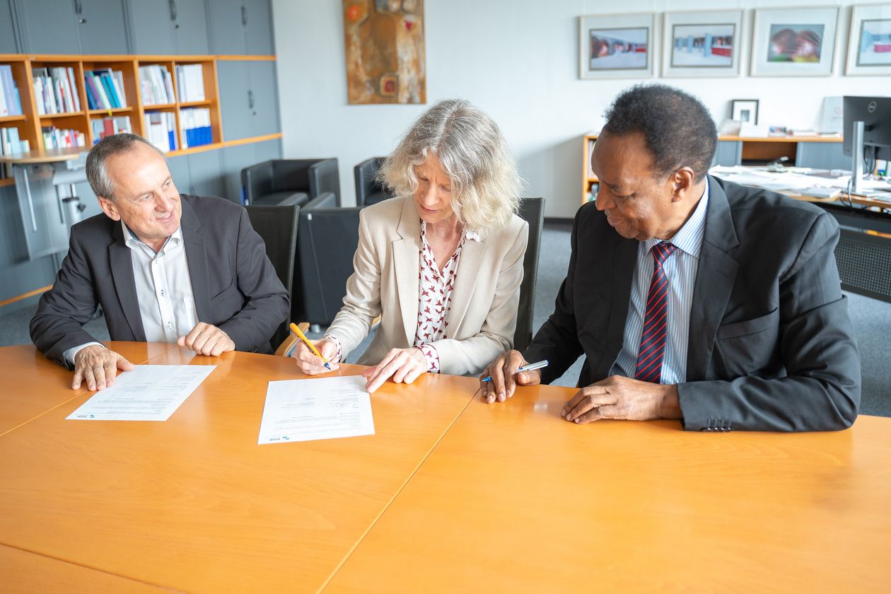 Unterzeichnung Memorandum of Understanding HSB & SAUT HSB-Rektor Prof. Dr. Konrad Wolf, Prof. Dr. Babette Müller-Rockstroh und Prof. Costa Ricky Mahalu der St.-Augustinus-Universität Tansania unterschreiben ein Memorandum of Understanding