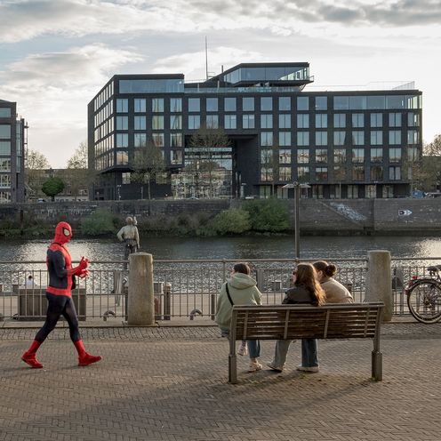 Mann im Spider-Man-Kost&uuml;m l&auml;uft an der Weserpromenade in Bremen entlang.