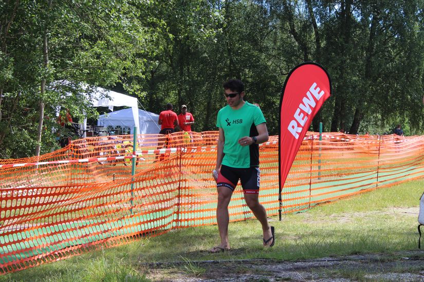 Ein L&auml;ufer geht an einer Wiese.