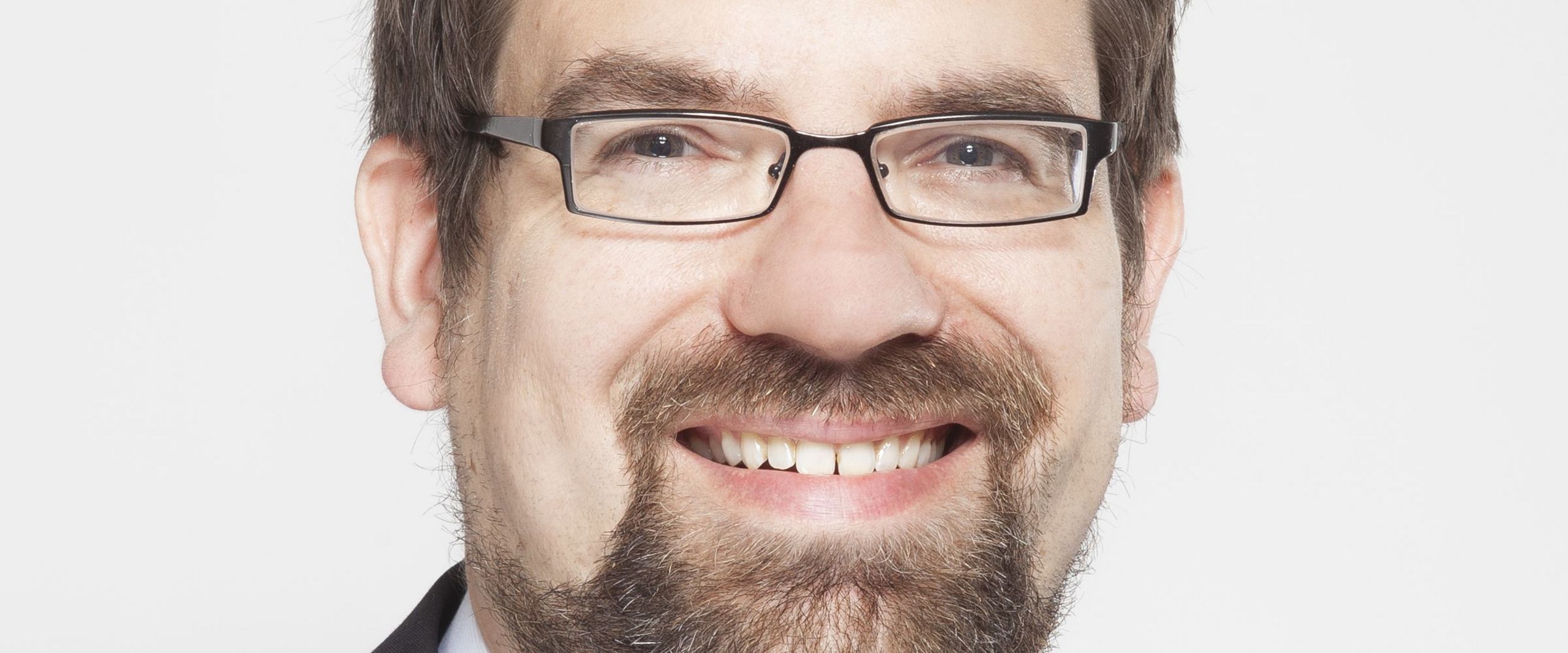 Portrait eines Mannes mit Bart und Brille