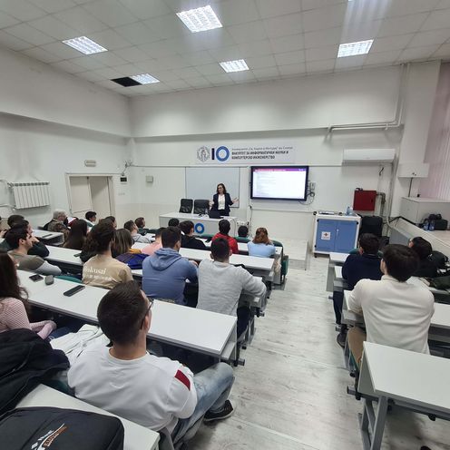 Prof. Dr.-Ing. Jasminka Matevska bei einem Gastvortrag &bdquo;Software Systems Engineering for Space Missions&ldquo; mit Studierenden an der Faculty of Computer Science and Engineering, Ss. Cyril and Methodius University in Skopje, Nordmazedonien