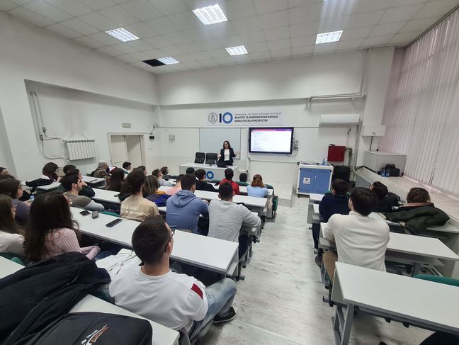 Prof. Dr.-Ing. Jasminka Matevska bei einem Gastvortrag „Software Systems Engineering for Space Missions“ mit Studierenden an der Faculty of Computer Science and Engineering, Ss. Cyril and Methodius University in Skopje, Nordmazedonien