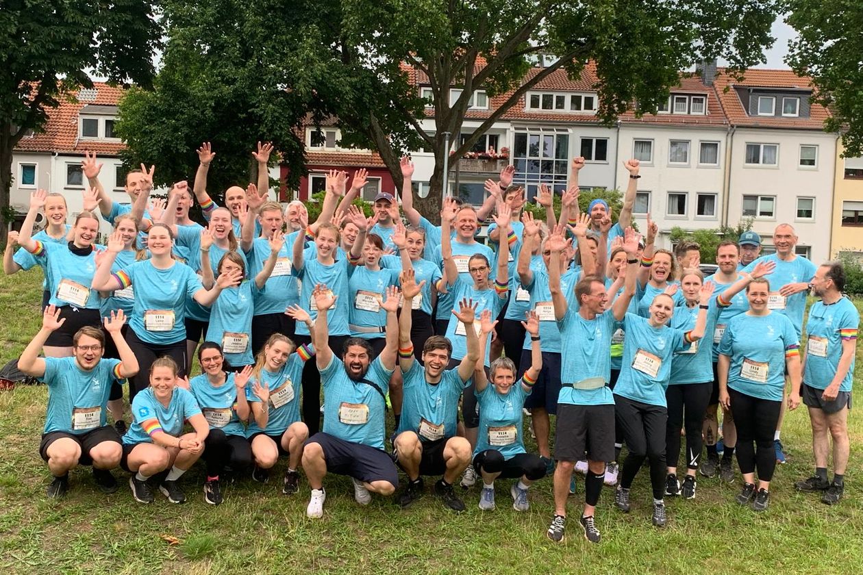 Team der Hochschule Bremen beim Firmenlauf Sp&auml;tschicht bestehend aus Studierenden, Mitarbeitenden und Professorinnen und Professoren der HSB.