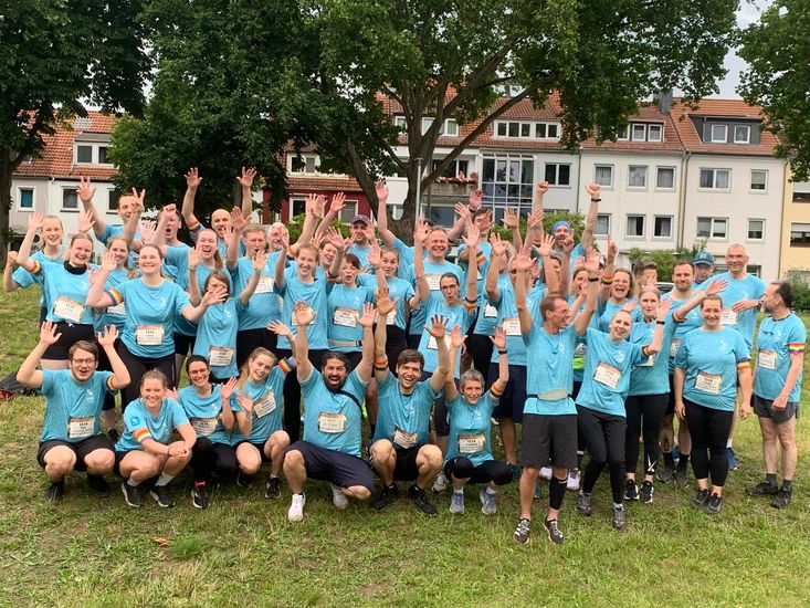 Team der Hochschule Bremen beim Firmenlauf Sp&auml;tschicht bestehend aus Studierenden, Mitarbeitenden und Professorinnen und Professoren der HSB.