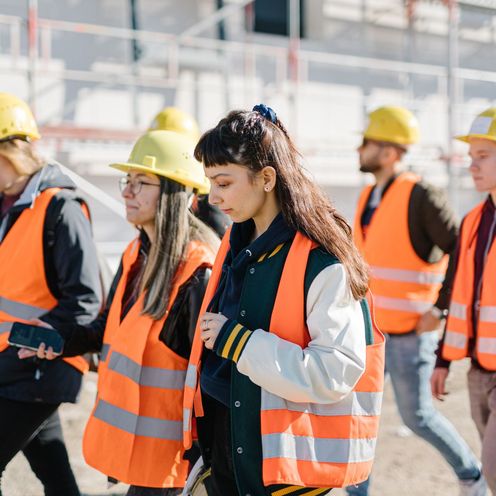 Exkursionsfoto, Teilnehmende mit Warnwesten