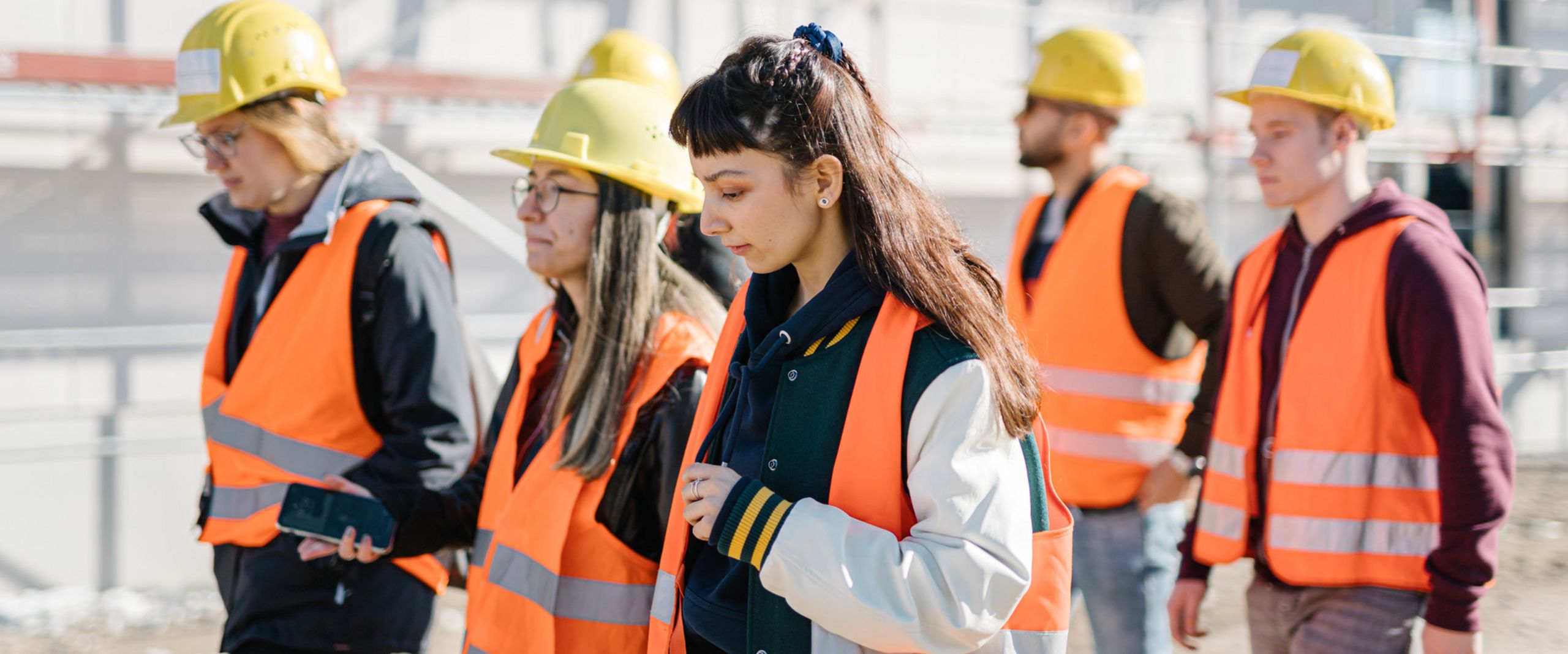 Exkursionsfoto, Teilnehmende mit Warnwesten