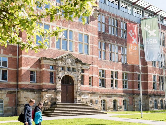 Frontansicht des historischen M-Gebäudes der HSB auf dem Campus Neustadtswall.