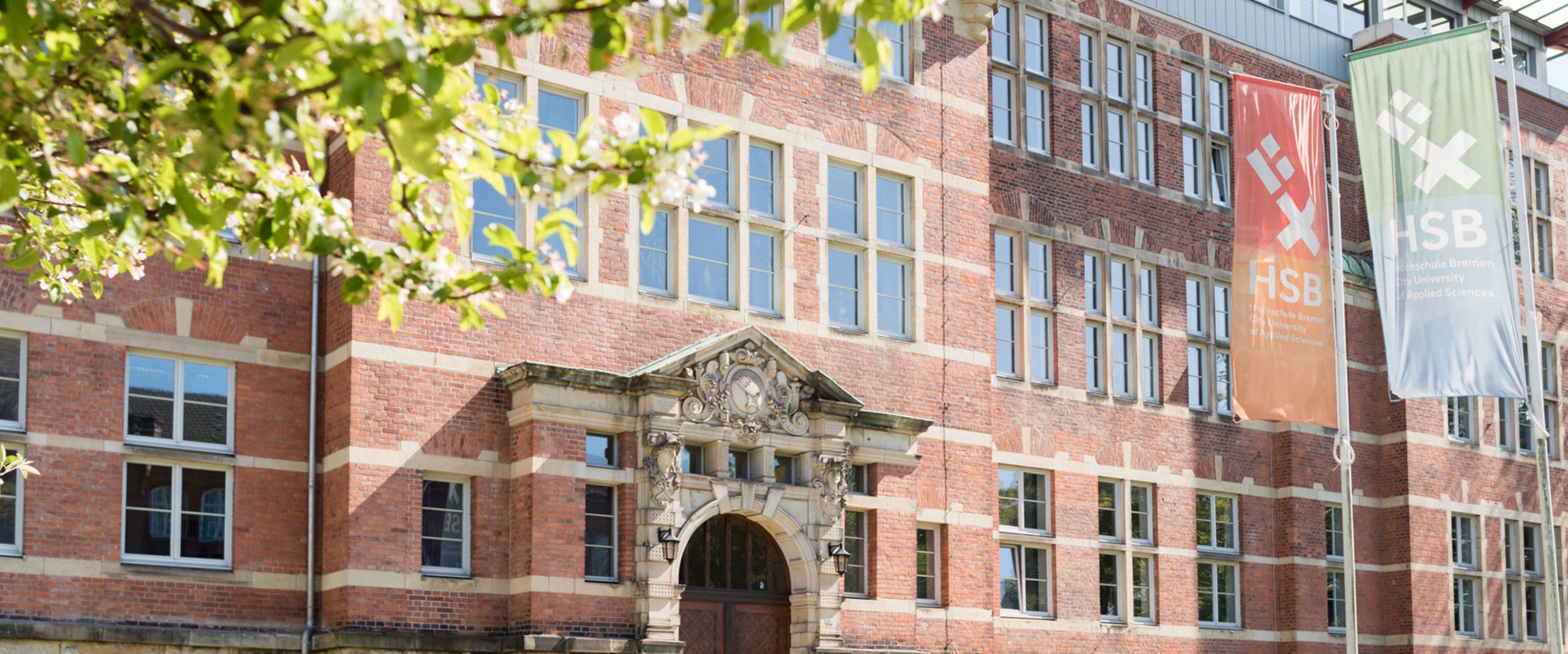 M-Gebäude Frontansicht des historischen M-Gebäudes der HSB auf dem Campus Neustadtswall.