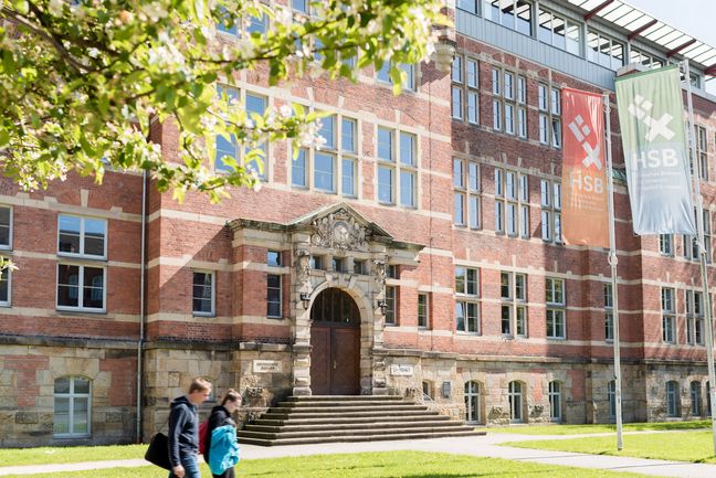 Frontansicht des historischen M-Gebäudes der HSB auf dem Campus Neustadtswall.