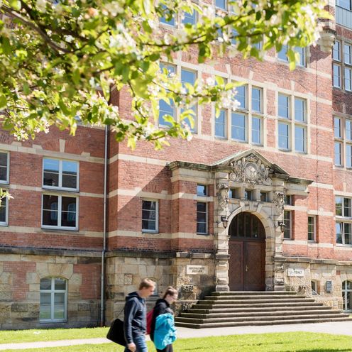 Frontansicht des historischen M-Geb&auml;udes der HSB auf dem Campus Neustadtswall.