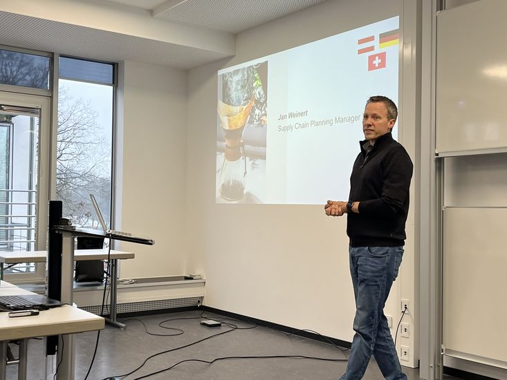 Das Bild zeigt Jan Weinert beim 2. Praxisseminar Logistik und Supply Chain Management an der HSB.