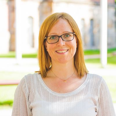 Nadine Knoke Studentin vor M-Gebäude