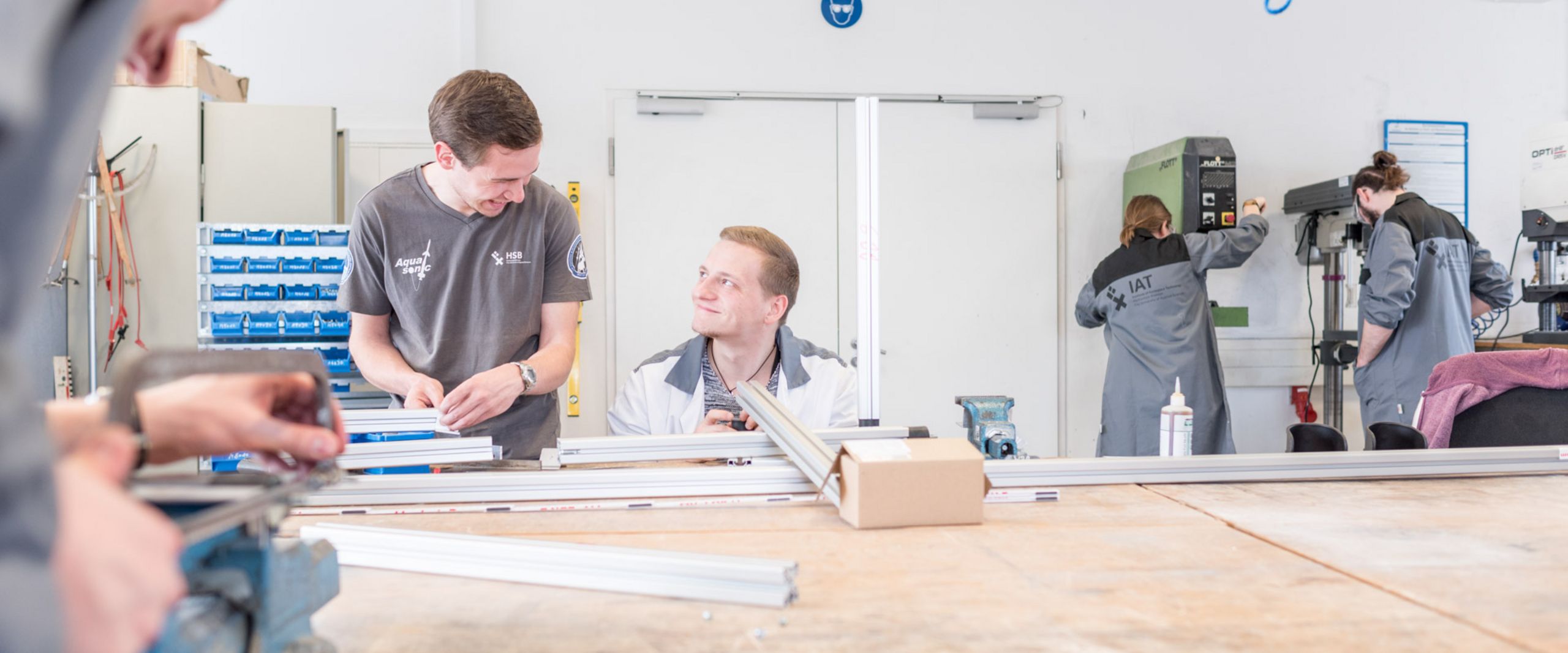 Das Team Studierende arbeiten gemeinsam in einer Werkstatt.