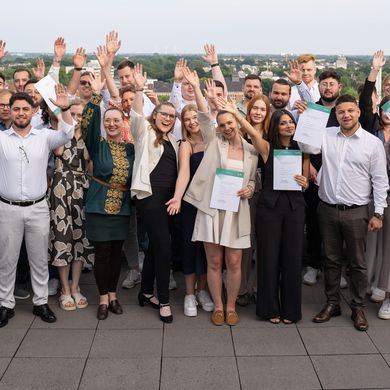 Absolvent:innenfeier Bau und Umwelt 2025 - Gruppenbild Gruppenbild der Absolvent:innen der Bachelor- und Masterstudiengänge Bauingenieurwesen und Umwelttechnik auf der Dachterasse. Foto: HSB / Louisa Windbrake