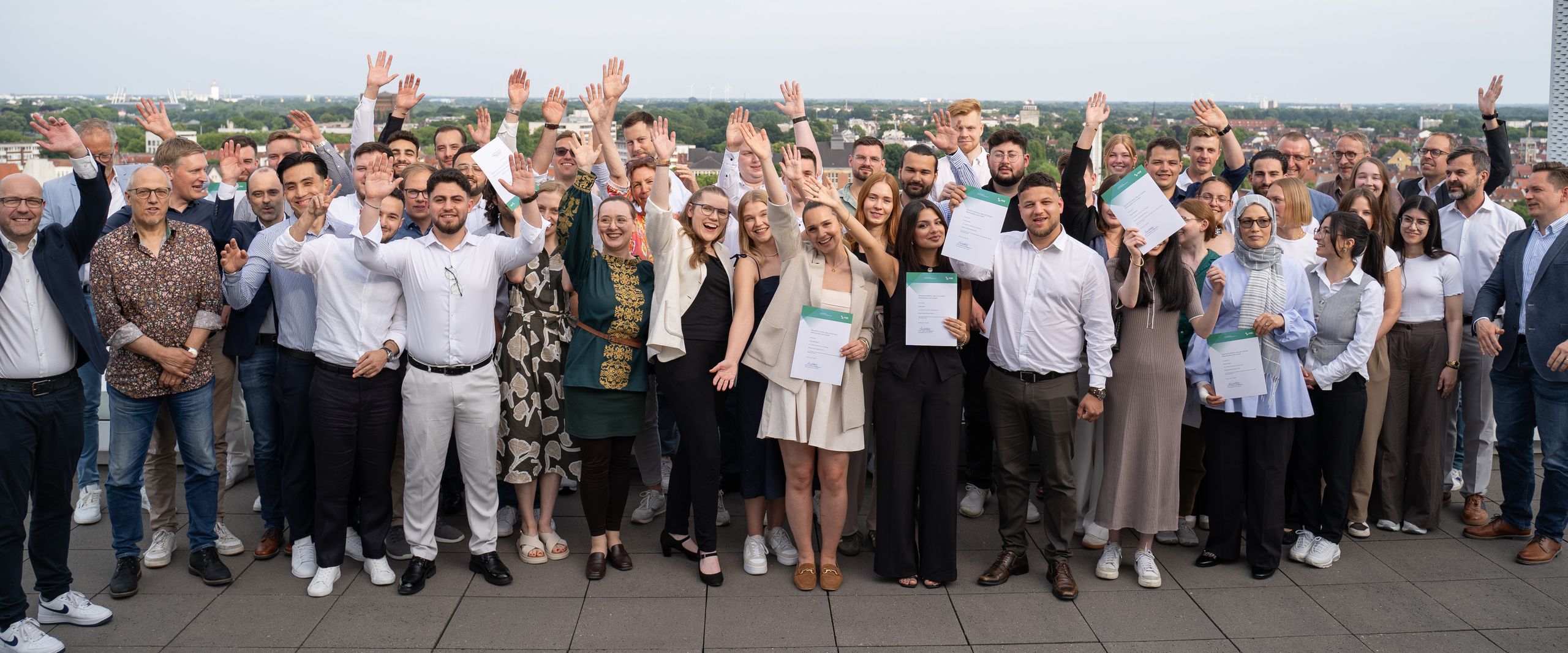 Gruppenbild der Absolvent:innen der Bachelor- und Masterstudieng&auml;nge Bauingenieurwesen und Umwelttechnik auf der Dachterasse. Foto: HSB / Louisa Windbrake