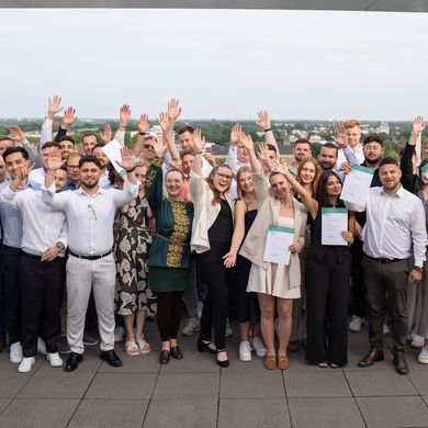 Absolvent:innenfeier Bau und Umwelt 2025 - Gruppenbild Gruppenbild der Absolvent:innen der Bachelor- und Masterstudiengänge Bauingenieurwesen und Umwelttechnik auf der Dachterasse. Foto: HSB / Louisa Windbrake