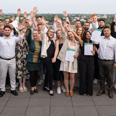 Gruppenbild der Absolvent:innen der Bachelor- und Masterstudieng&auml;nge Bauingenieurwesen und Umwelttechnik auf der Dachterasse. Foto: HSB / Louisa Windbrake
