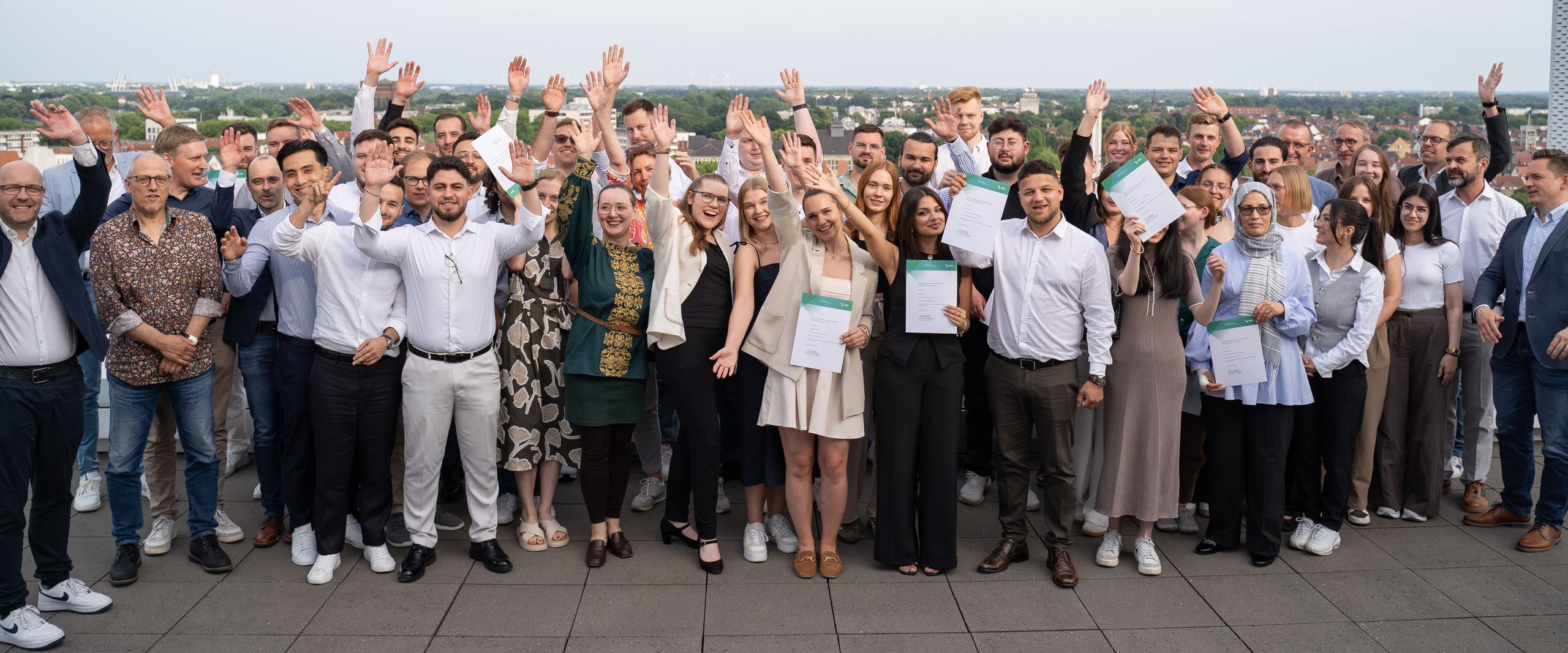 Absolvent:innenfeier Bau und Umwelt 2025 - Gruppenbild Gruppenbild der Absolvent:innen der Bachelor- und Masterstudiengänge Bauingenieurwesen und Umwelttechnik auf der Dachterasse. Foto: HSB / Louisa Windbrake