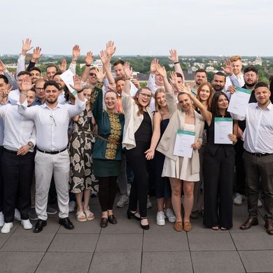Absolvent:innenfeier Bau und Umwelt 2025 - Gruppenbild Gruppenbild der Absolvent:innen der Bachelor- und Masterstudiengänge Bauingenieurwesen und Umwelttechnik auf der Dachterasse. Foto: HSB / Louisa Windbrake