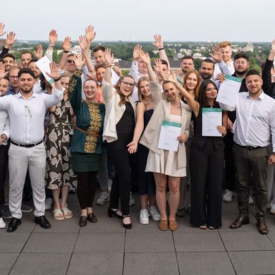 Gruppenbild der Absolvent:innen der Bachelor- und Masterstudieng&auml;nge Bauingenieurwesen und Umwelttechnik auf der Dachterasse. Foto: HSB / Louisa Windbrake