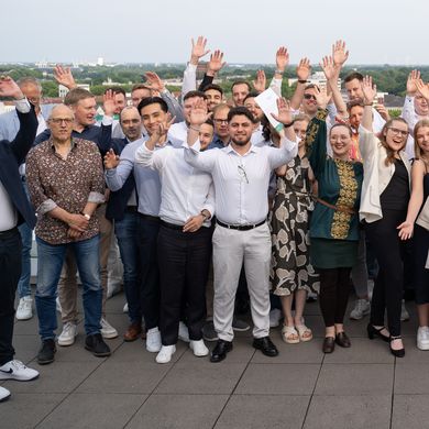 Gruppenbild der Absolvent:innen der Bachelor- und Masterstudieng&auml;nge Bauingenieurwesen und Umwelttechnik auf der Dachterasse. Foto: HSB / Louisa Windbrake
